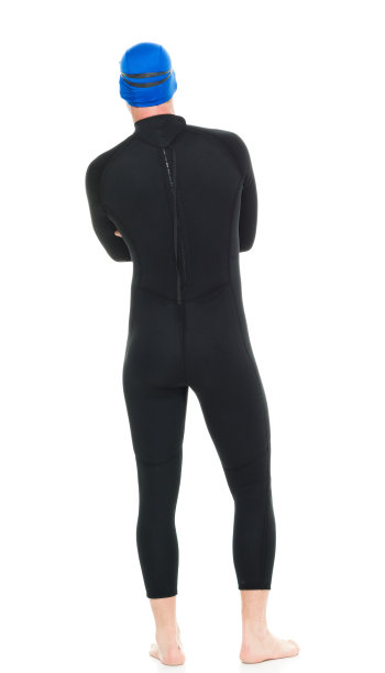 游泳者站立的后视图图片下载