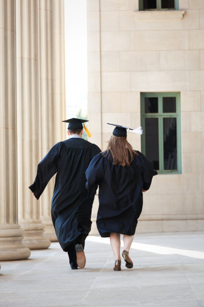 一对大学毕业生夫妇垂直逃跑图片下载