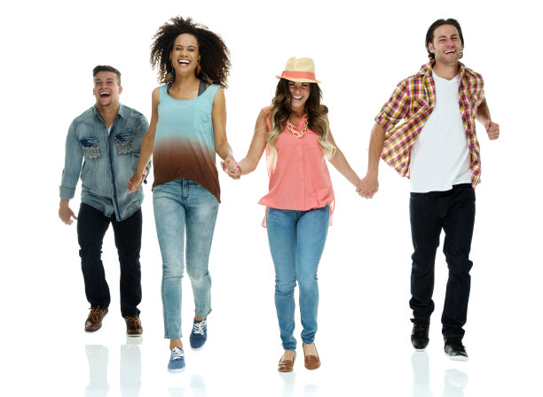 四个朋友手牵着手跑着图片下载