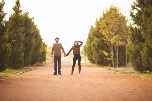 一对年轻幸福的夫妇的肖像图片下载