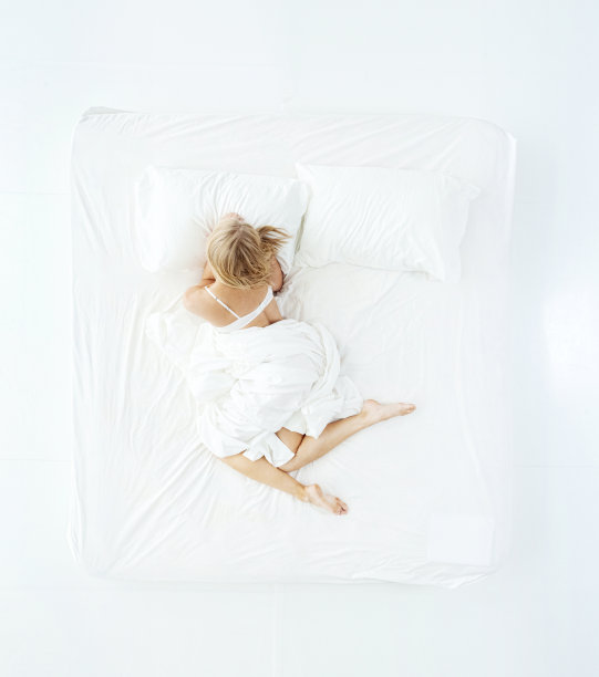 上面的观点有吸引力的女人躺在床上图片下载