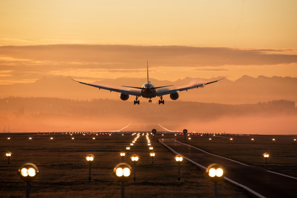 降落的飞机图片下载