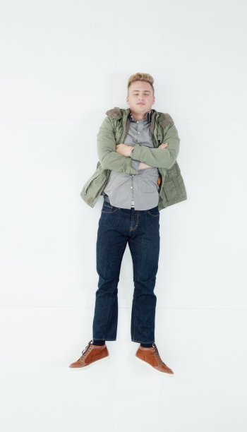 随便一个人躺在地板上睡觉图片下载