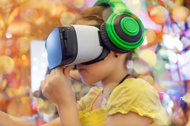 小女孩使用VR耳机进行虚拟探索图片下载