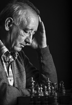 老人下棋图片下载