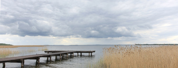 下雨天有码头的湖图片下载