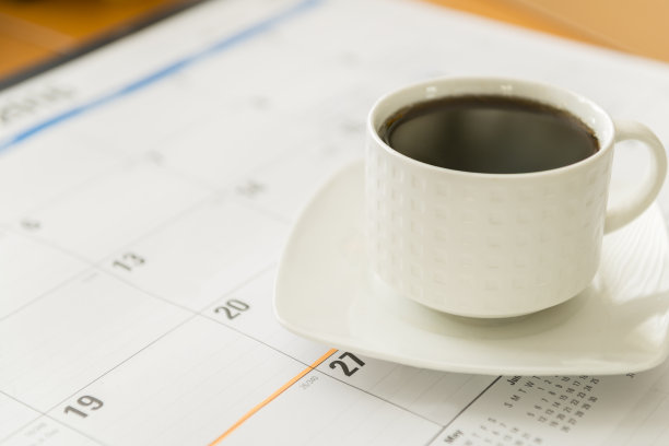 一杯带日历的咖啡图片下载