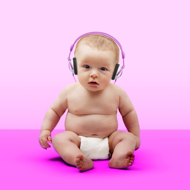 戴耳机的小女孩图片下载