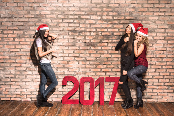 朋友们共同庆祝2017年新年图片下载