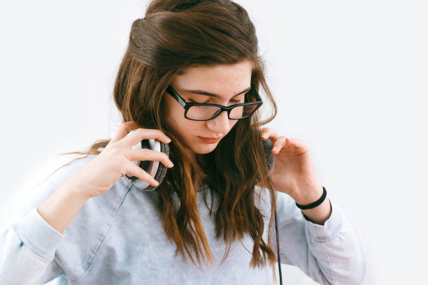 少女戴耳机图片下载