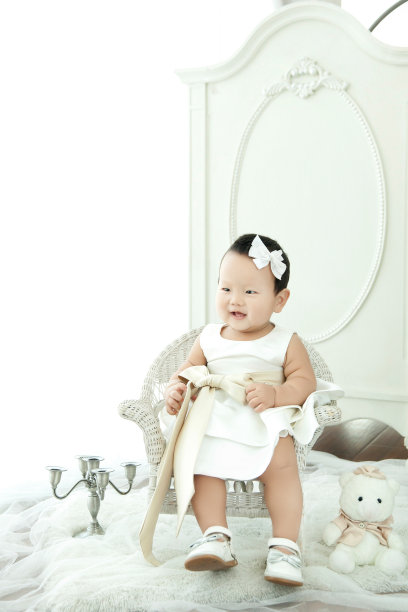 蹒跚学步的婴儿图片下载