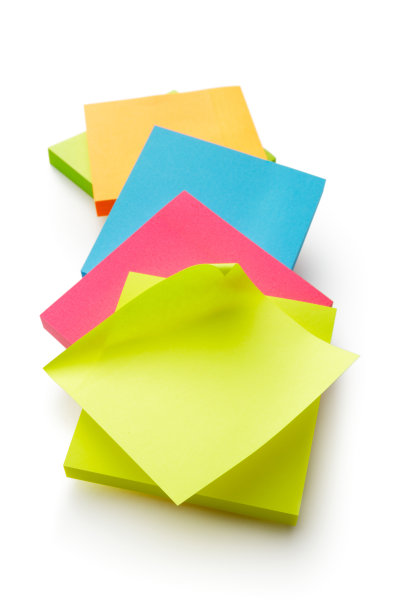 办公室:孤立在白色背景上的不干胶笔记图片下载