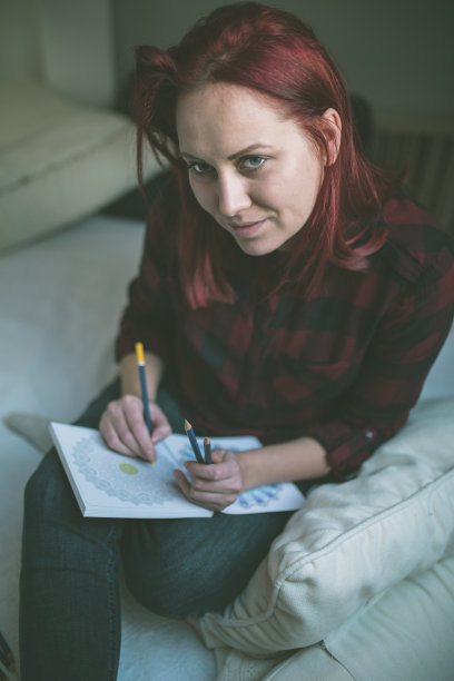 年轻女子在画板上画曼陀罗图案图片下载