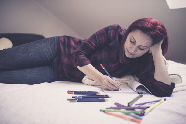 年轻女子在画板上画曼陀罗图案图片下载