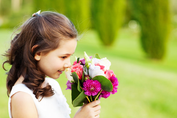 花童闻到花园里的花束图片下载