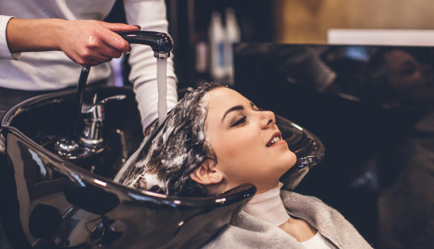 美发师工作室舒适的环境…图片下载