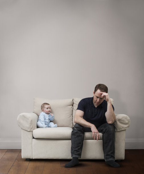 爸爸和宝宝在客厅的沙发上图片下载