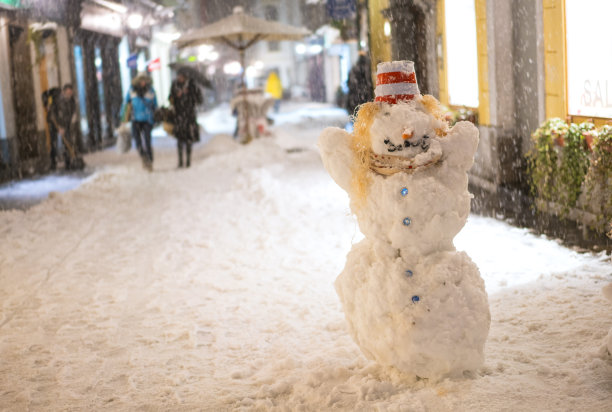 斯洛文尼亚老卢布尔雅那街头的雪人图片下载
