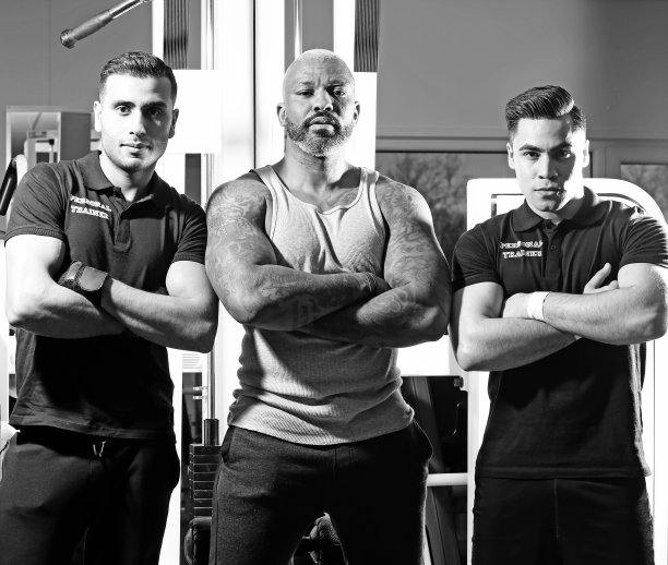 私人教练在健身房里摆姿势图片下载