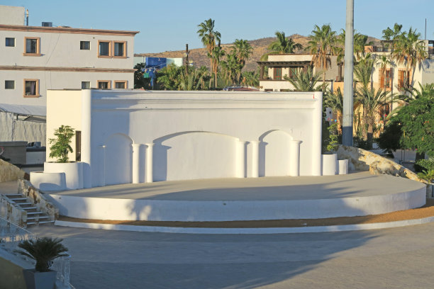 圣何塞德尔卡波广场上空是才艺表演的舞台图片下载