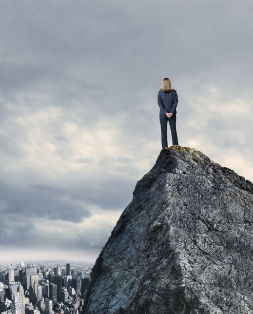 女商人站在山顶俯瞰大城市图片下载