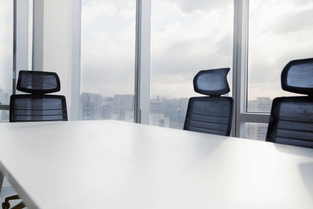 近景的会议室桌子在现代化的办公室市中心图片下载