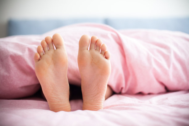 女人的腿在毯子下面图片下载