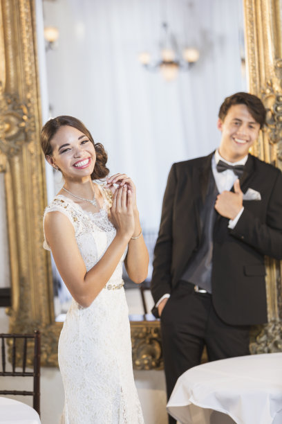 穿着正装的年轻夫妇图片下载