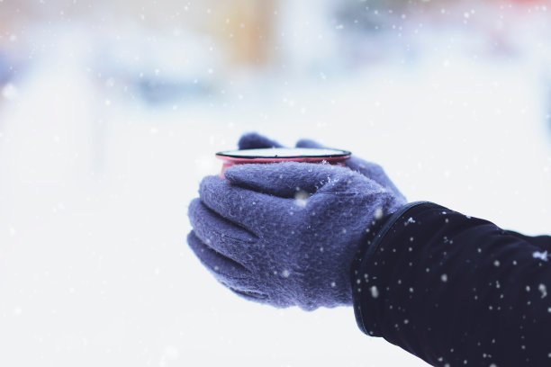 手里拿着粉红色咖啡的女人图片下载