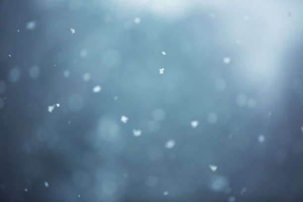 冬天的场景-雪花在模糊的背景素材图片