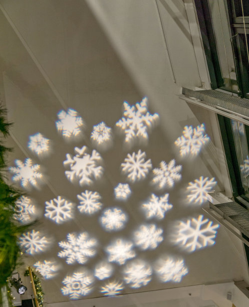 雪花图案投射在素墙上图片下载