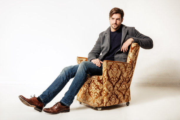 坐在扶手椅上的年轻人素材图片