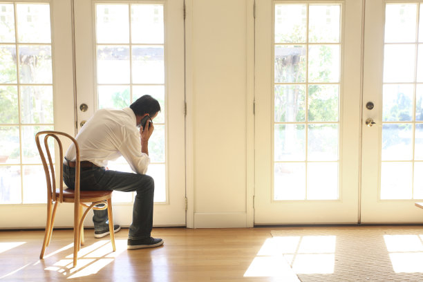 西班牙商人在家用手机工作图片下载