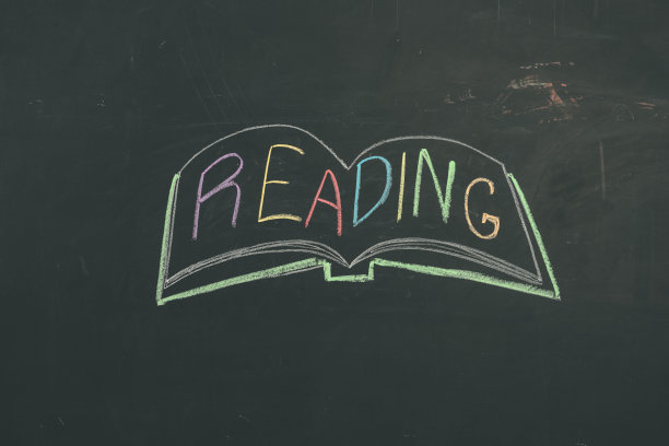 附有插图的黑板，并附有阅读文本图片下载