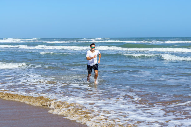 一个巴西人在海边跑步图片下载