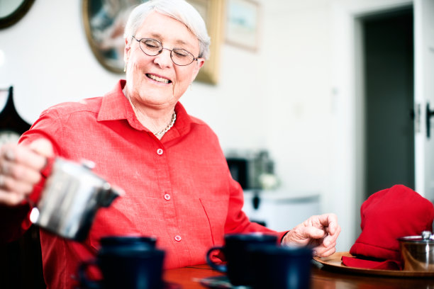 微笑的年长妇女在她的家里娱乐图片下载