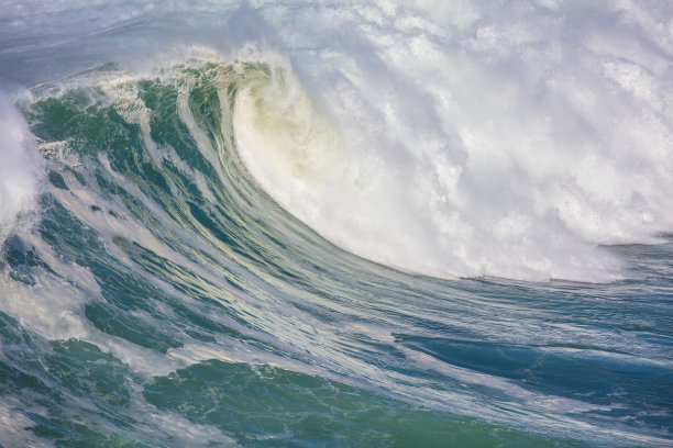 太平洋中的波浪图片下载