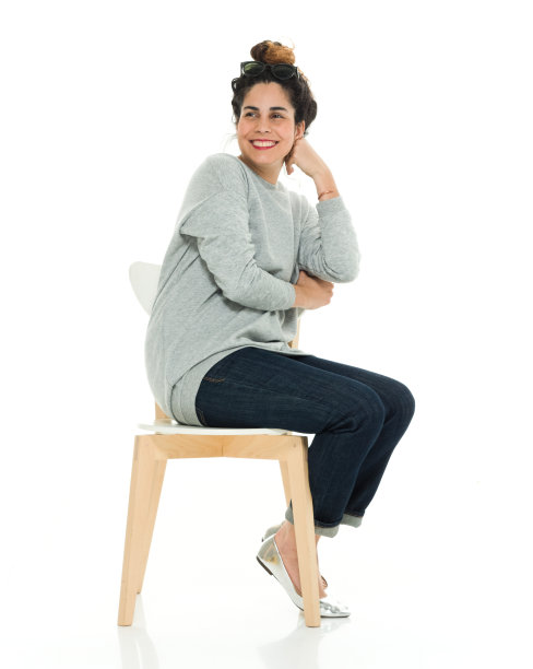 坐在椅子上微笑的女人图片下载