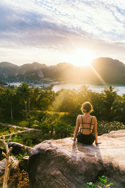 一个女人在夕阳下看着皮皮岛的景色图片下载