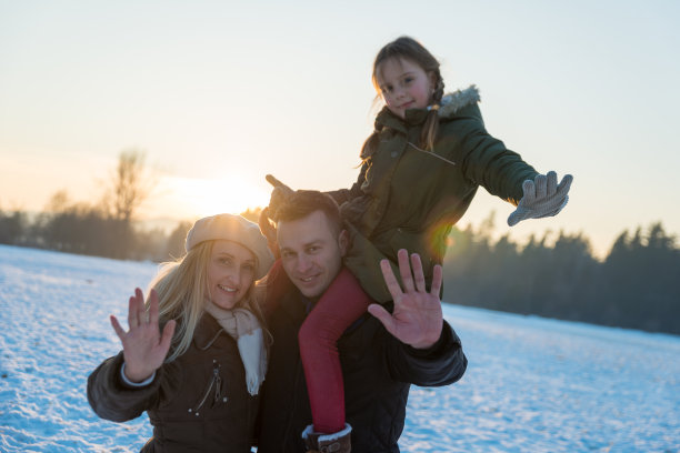 家人在雪地上玩图片下载