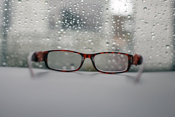 眼镜放在车前面图片下载