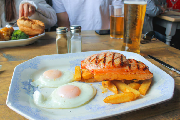 吃猪排配煎蛋和薯条图片下载