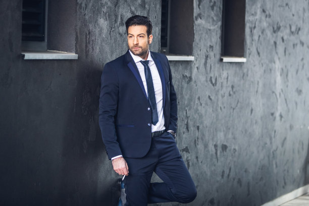 灰色的墙壁和黑色的套装图片下载