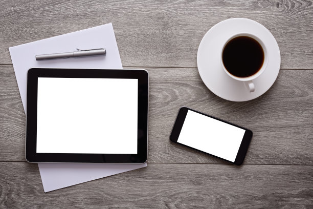 桌上的空白白色屏幕平板电脑和智能手机图片下载