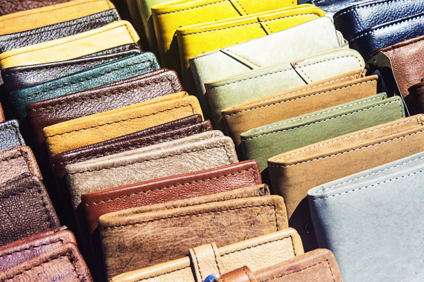 男人一排排的钱包素材图片