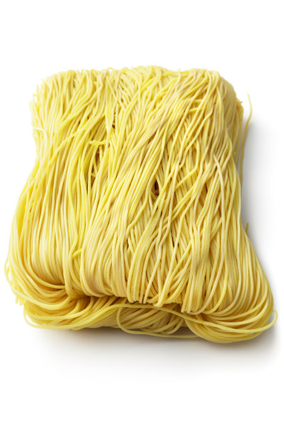 亚洲食物:白色背景上孤立的面条图片下载