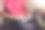 坐在家里扶手椅上使用平板电脑的女人图片下载