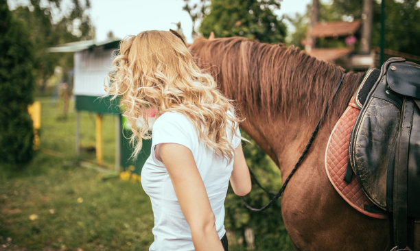 女人和她的马图片下载