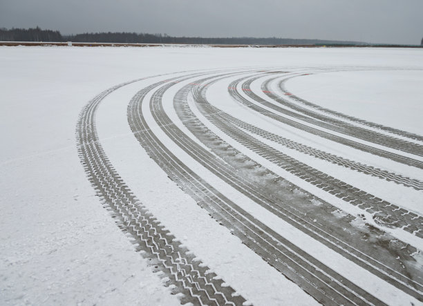 汽车轮胎在雪地上留下的痕迹图片下载