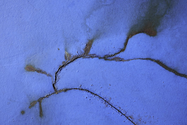 生锈的金属板，因腐蚀而有较大裂纹图片下载